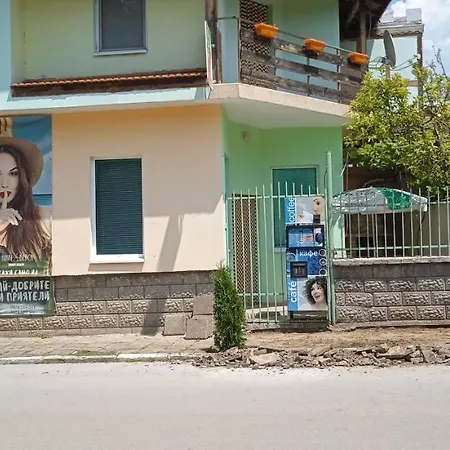 Feriehus Къща Парис *